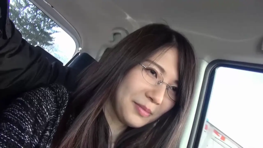 坐姿 · 黑白条纹衫 · 眼镜 · 特写 · 车内 · 注视镜头 · 日常 · 浅笑