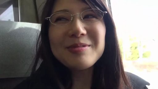 坐姿 · 眼镜 · 脸部特写 · 愉悦 · 微笑 · 车内 · 长发 · 深色外套