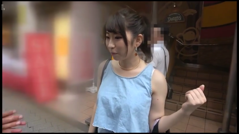 街道 · 半身像 · 侧身站立 · 浅蓝色无袖衫