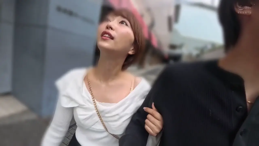 Half-body · 行走 · Outdoor street · 背景虚化 · White off-shoulder top · 挽手臂 · 好奇仰望 · 金链挎包