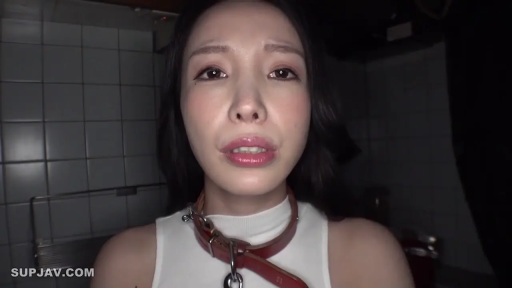 室内 · 脸部特写 · 白色背心