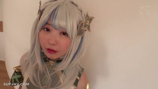 角色扮演 · 脸部特写 · 站立 · 平静 · 摆拍 · 发饰 · Cosplay服装 · 室内白墙