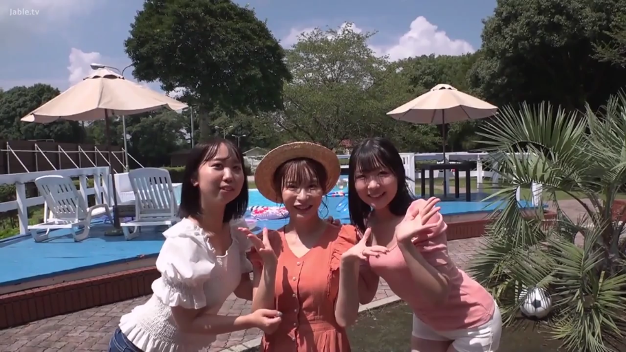 远景 · 开朗 · 夏装 · 合影姿势 · 阳光 · 度假 · 沙滩椅 · 户外泳池