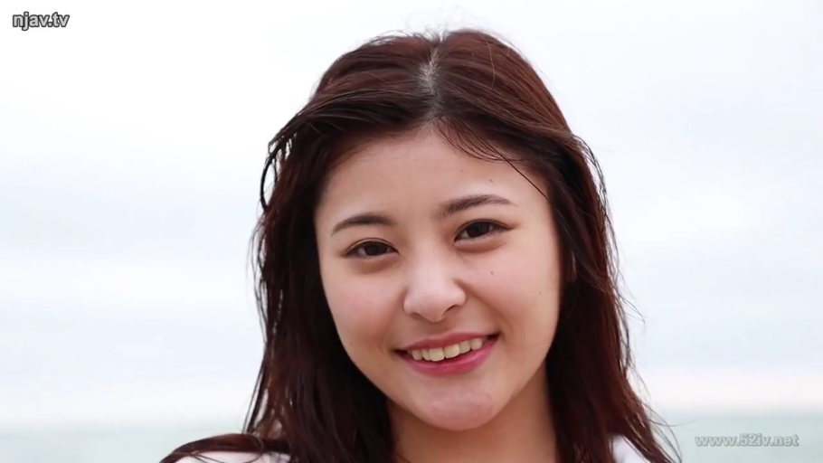 脸部特写 · 微笑 · 白色上衣 · 户外 · 正面 · 凝视镜头 · 棕色长发