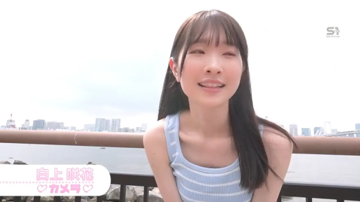 甜美 · 站立 · 对视 · 上半身特写 · 户外 · 栏杆 · 条纹背心 · 外拍