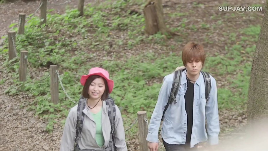 Medium shot · 森林 · 户外服饰