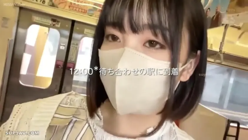 Close-up of the face · Stand · 平静 · Train carriage · 注视镜头 · Casual wear · 短发 · 口罩