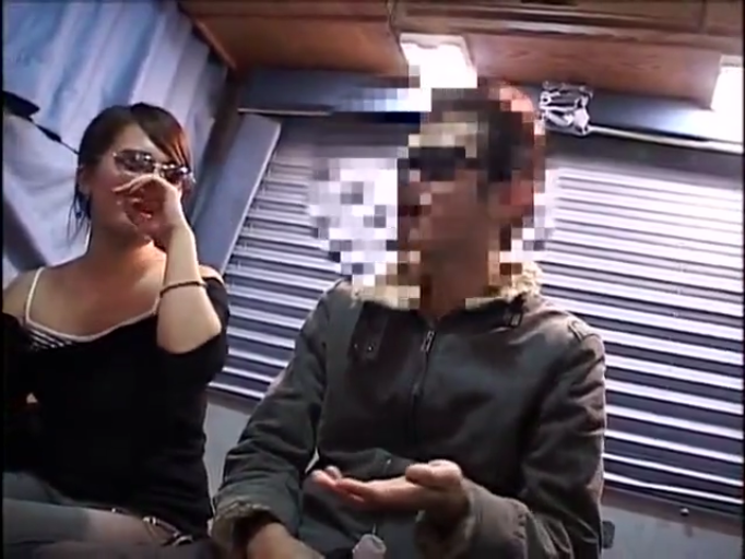 坐姿 · 交谈 · 微笑 · 打码 · 车内 · 露肩上衣 · 半身照 · 墨镜