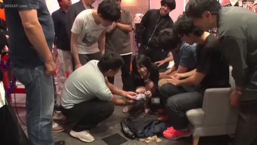 专注 · 远景 · 椅子 · 休闲服饰 · 围观 · 室内房间 · 多人场景 · 蹲坐