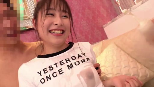 室内 · 坐姿 · 胸部特写 · 湿身 · 笑容 · 淋液体 · 湿透T恤 · 挤压瓶