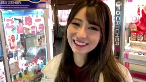 单人 · 面部 · 站立 · 自然 · 看向镜头 · 大衣 · 游艺场 · 抓娃娃机