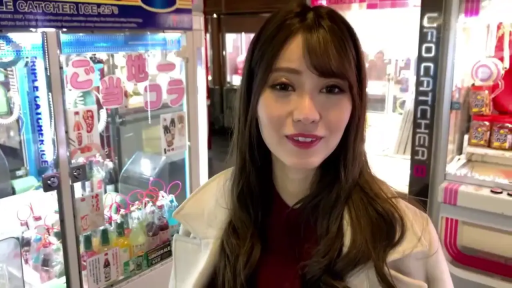 站立 · 微笑 · 上半身 · 长发 · 白色外套 · 亲切 · 游戏厅 · 娃娃机