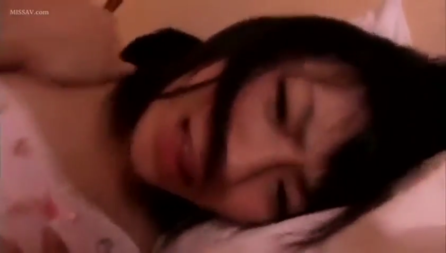 室内 · 揉乳 · 闭眼 · 学生制服 · 痴汉 · 躺卧 · 面部胸部特写