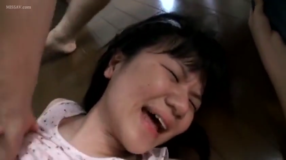 室内 · 严肃 · 站立 · 项链 · 短发 · 侧脸 · 侧望 · 紫色开衫