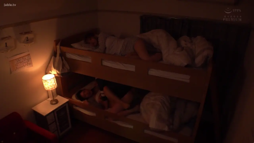 睡觉 · 双层床 · 全景 · 台灯 · 多场景 · 卧姿 · 睡衣