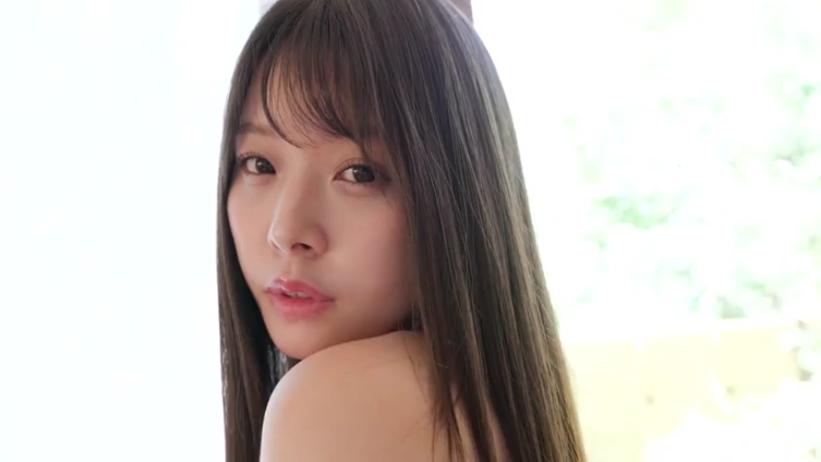 明亮背景 · 脸部特写 · 露肩 · 回眸 · 注视 · 长发 · 纯欲