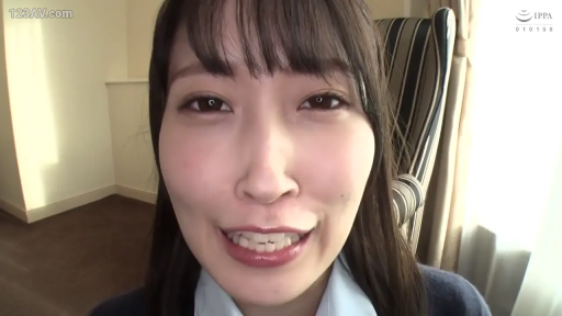 室内 · 微笑 · 面部特写 · 注视镜头 · 长发 · 蓝色衬衫 · 正面姿势