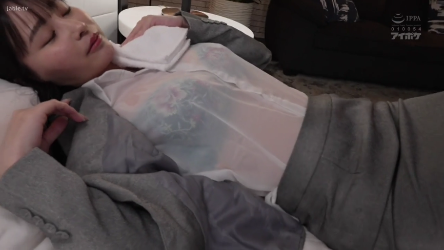 室内 · 闭眼 · 上半身 · 毛巾 · 躺卧 · 休息 · 透视 · 西装套裙