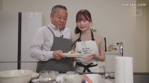 专注 · 中景 · 站姿 · 居家 · 厨房 · 围裙 · 盘子 · 烹饪