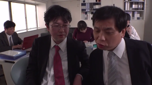 办公室 · 中景 · 笔记本电脑 · 多人场景 · 西装领带 · 严肃专注 · 办公讨论 · 坐于桌前