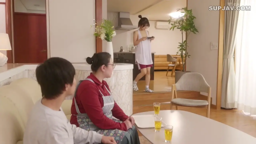 行走 · 交谈 · 全身 · 客厅 · 水杯 · 运动服 · 平常 · 家庭