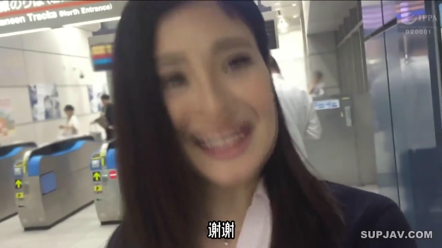 脸部特写 · 站姿 · 聊天 · 笑容 · 长发 · 西装外套 · 火车站