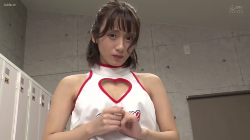 半身 · 注视 · 更衣室 · 亚洲女性 · 正面站立 · 冷艳 · 心形镂空上衣