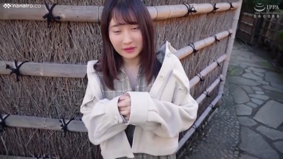 委屈 · 站立 · 半身特写 · 户外 · 白色外套 · 清纯风 · 竹篱笆 · 缩手