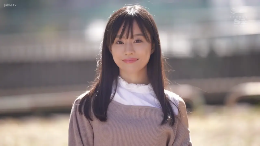 站立 · 微笑 · 棕色毛衣 · 面部特写 · 户外 · 注视镜头 · 刘海