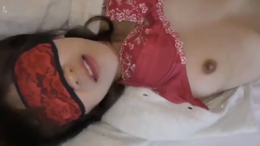 仰卧 · 上半身特写 · 室内床上 · 红色内衣