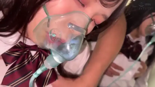 室內 · 臉部特寫 · 閉眼 · JK制服 · 臥姿 · 呼吸 · 成人影视 · 氧气面罩