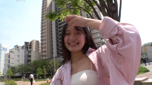 站立 · 微笑 · 半身 · 户外 · 撩发 · 街拍 · 粉色条纹衬衫