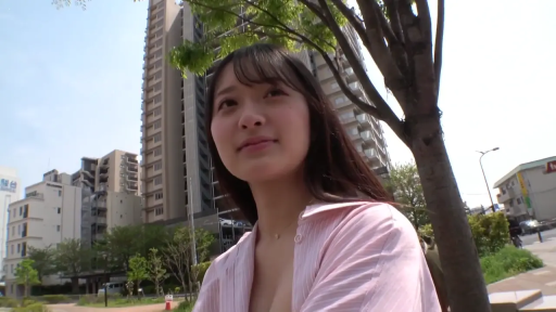 站立 · 半身特写 · 粉色条纹衬衫 · 户外城市