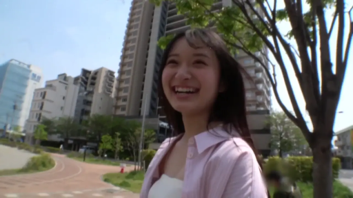 站立 · 面部特寫 · 粉色襯衫 · 户外街道