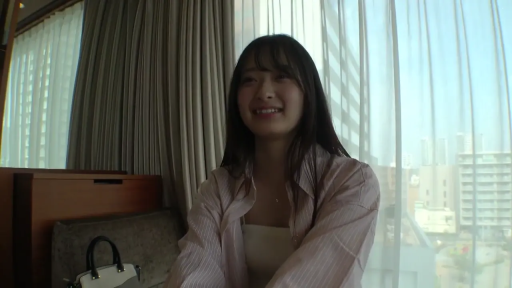 室内 · 坐姿 · 中景 · 微笑 · 条纹衬衫 · 手提包 · 注视 · 窗景