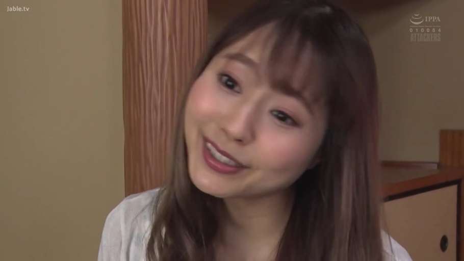 室内 · 微笑 · 顔のクローズアップ · 白い上着 · 注視 · 长发 · 歪头