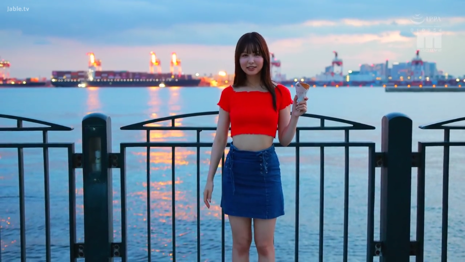 中景 · 微笑 · 正面站立 · 海边码头 · 蓝色牛仔短裙 · 手持甜筒 · 甜筒 · 户外黄昏