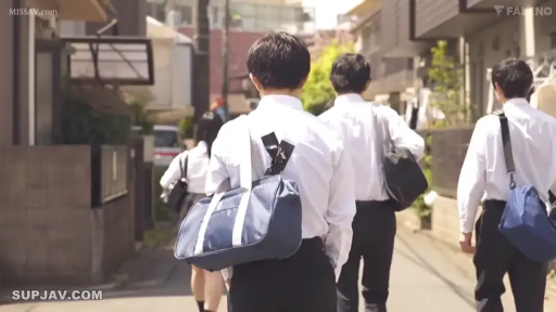 校服 · 街道 · 行走 · 户外 · 背影 · 书包 · 放学