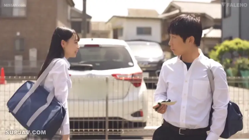 交谈 · 校服 · 站立 · 中景 · 微笑 · 户外 · 日系 · 单肩包