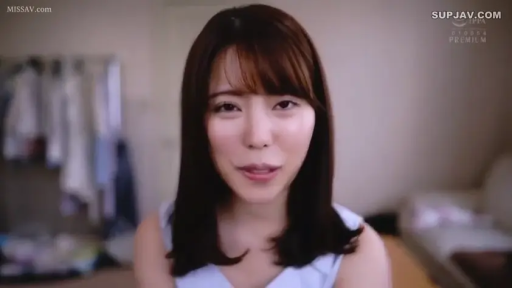 面部 · 房间 · 浅色无袖上衣