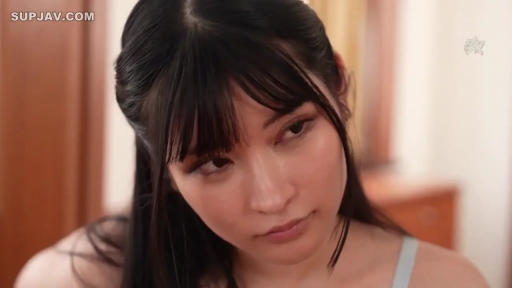 室内 · 面部 · 注视 · 特写 · 侧头 · 吊带内衣 · 柔情