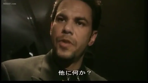 室内 · 座り姿勢 · 会話 · 真剣 · 侧脸 · 革椅子 · 低照度 · 黑色花纹衬衫