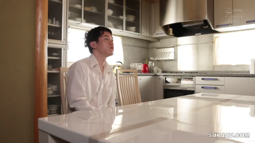 坐姿 · 平静 · 半身 · 发呆 · 厨具 · 厨房 · 白色长袖衬衫 · 成人影片剧情