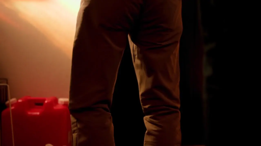 Stand · Hips · 仓库 · 棕色长裤 · 油桶 · 停留 · 低光特写