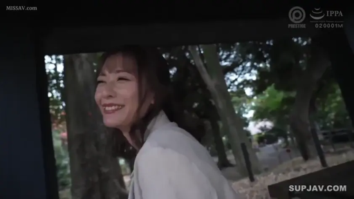 Pleasure · 面部特写 · White top · Outdoor · 树木 · 自然光 · Turn back · 侧立