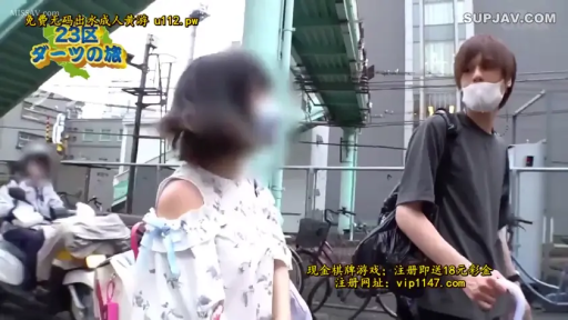 站立 · 中景 · 户外街头 · 露肩碎花上衣