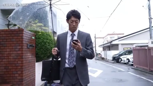 专注 · 半身 · 街道 · 行走 · 看手机 · 西装 · 透明伞 · 雨天