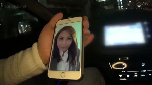 展示 · 微笑 · 职业装 · 手机 · 车内 · 手机屏幕 · 正面 · 夜间