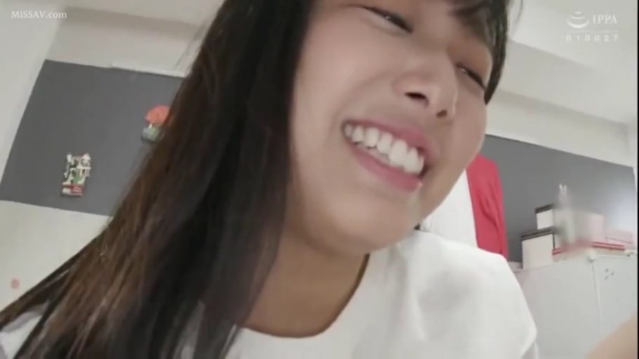 室内 · 顔部のクローズアップ · 白いTシャツ