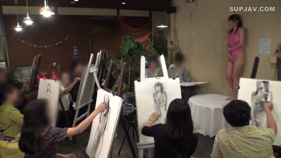 全身 · 站姿 · 自然 · 多人 · 画室 · 粉色高叉连体衣 · 画架 · 人体写生